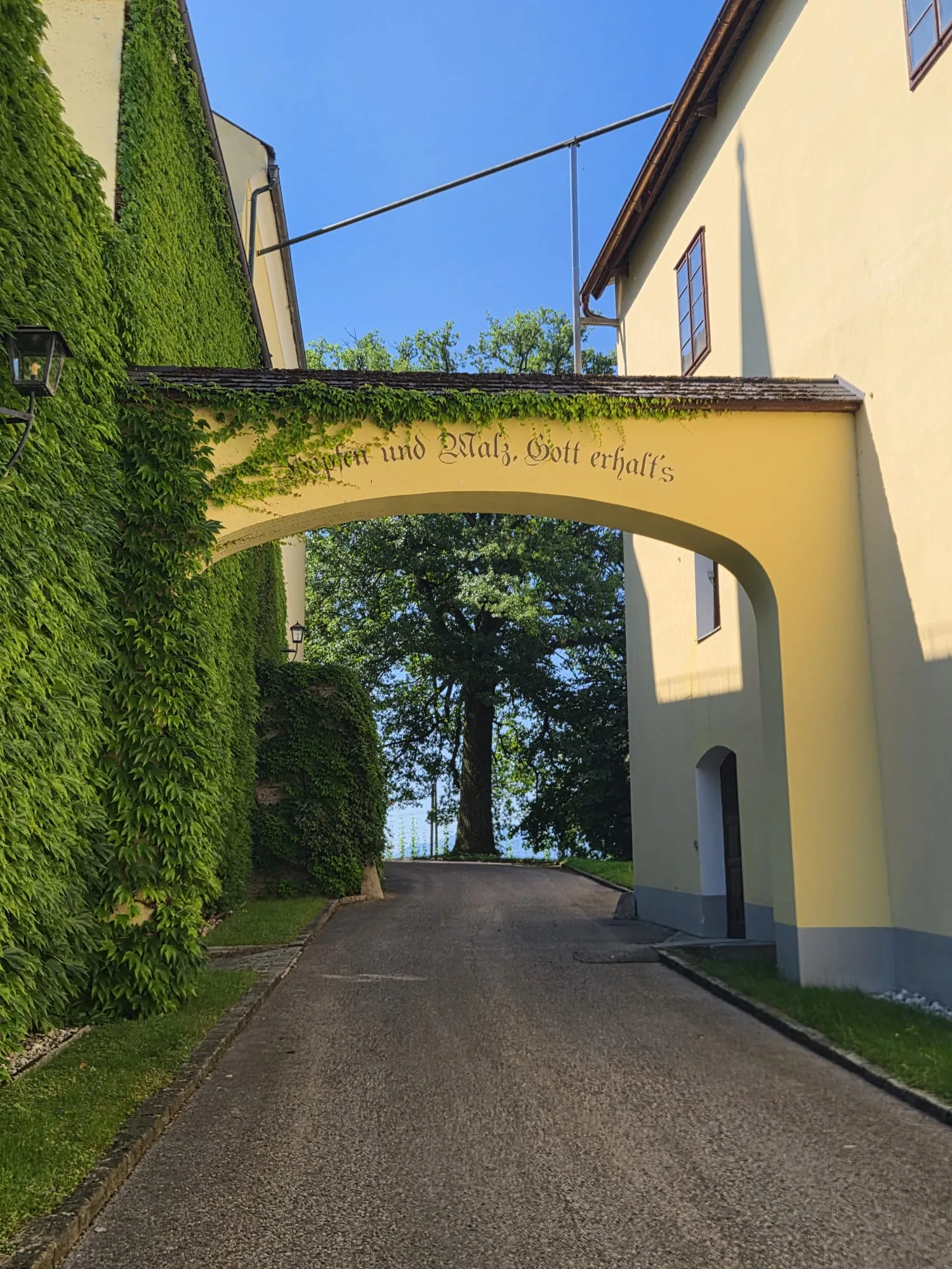 Torbogen am Schlossgelände
