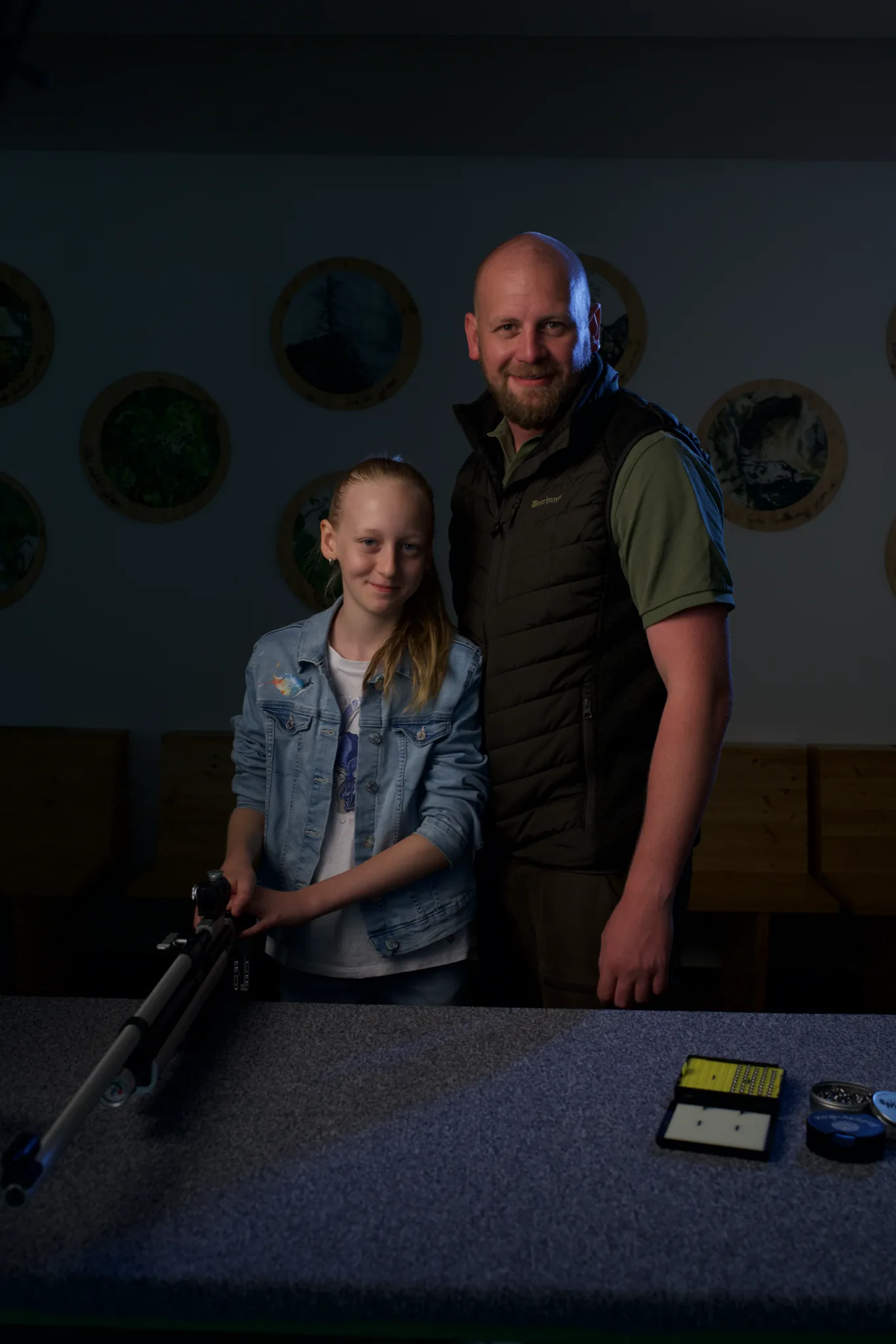 Hände beim Laden des Luftdruckgewehrs
